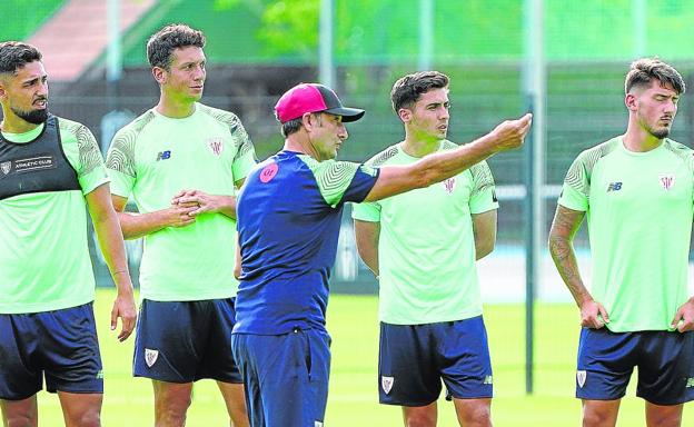 Ernesto Valverde da instrucciones a sus jugadores en uno de los entrenamientos del 'stage' en Alemania. /m. cecilio