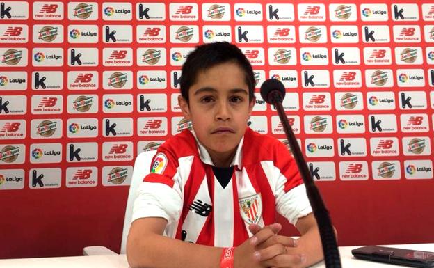 Unax Cañibano, en la sala de prensa del Athletic en una fotografía de su infancia./athletic