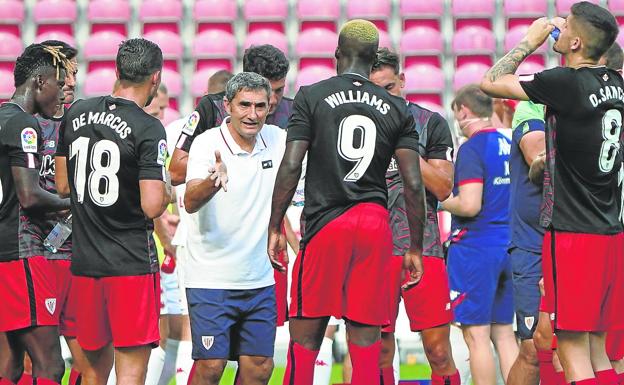Ernesto Valverde da instrucciones a sus jugadores en el último amistoso en Alemania, ante el Mainz./manu cecilio