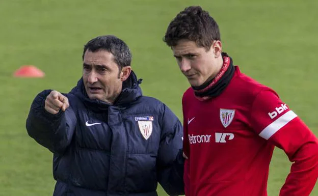 Valverde da órdenes a Ander Herrera en su etapa como jugador del Athletic. 