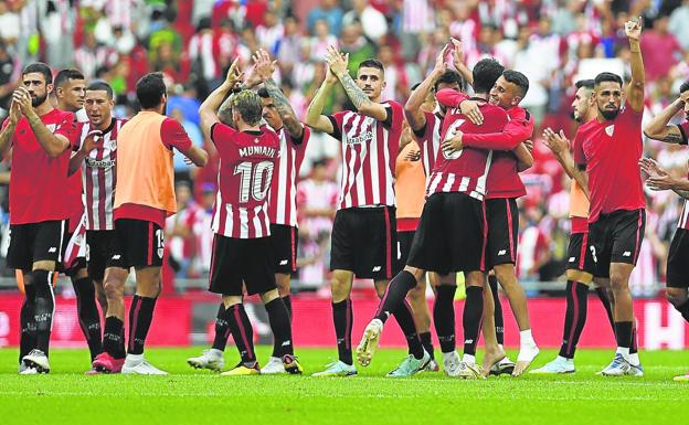 Jugadores del Athletic aplauden a San Mamés después de recibir un sonoro y continuo apoyo de la grada en el partido con el Valencia. 