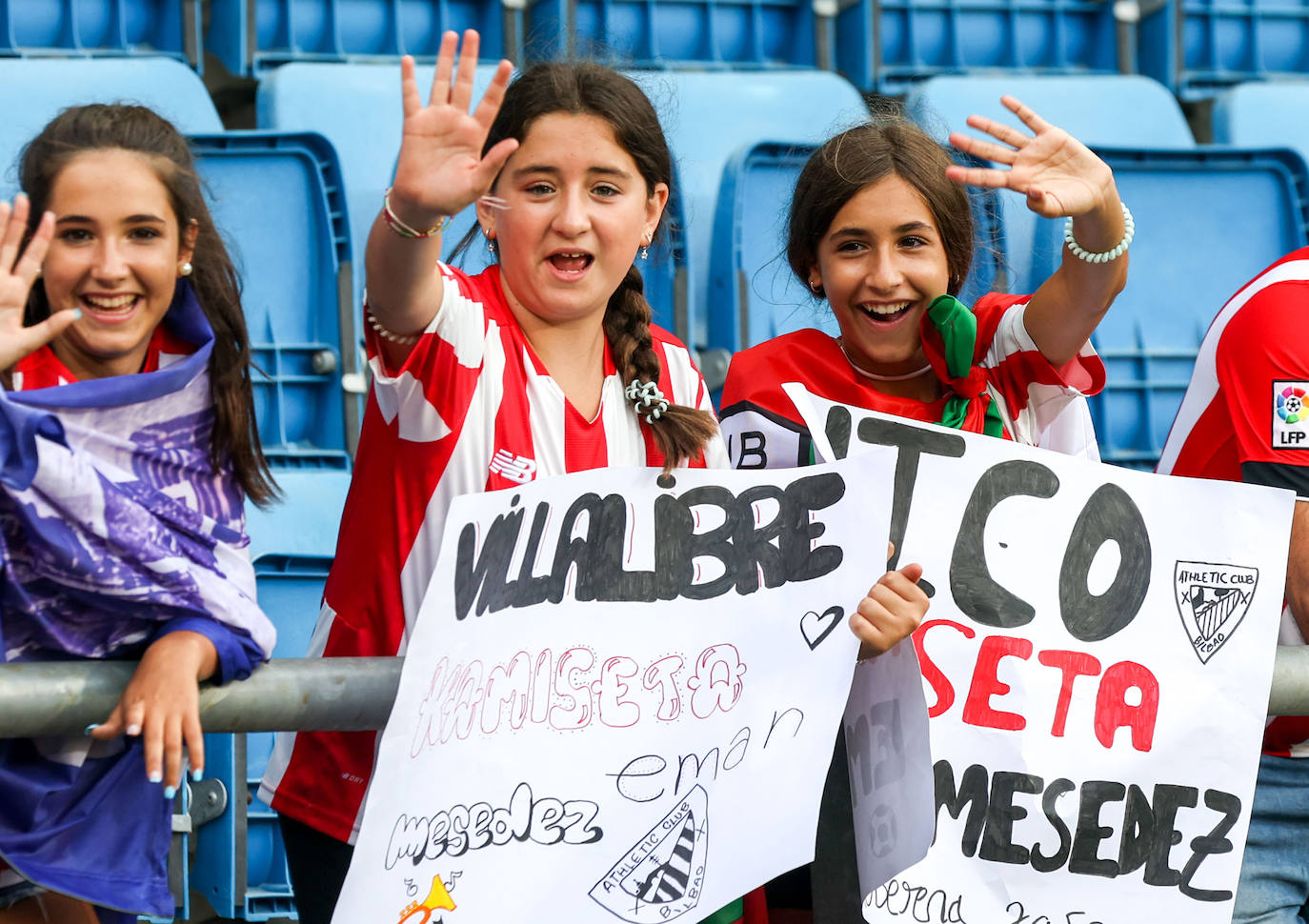 Espectacular apoyo al Athletic de la afición rojiblanca en Cádiz