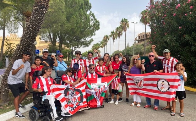 Hinchas del Athletic ante el hotel de Jerez al que ha llegado hoy el equipo. /JAVIER ORTIZ DE LAZCANO
