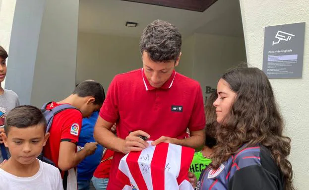 Vesga firma autógrafos en Jerez después del compromiso del presidente /JAVIER ORTIZ DE LAZCANO