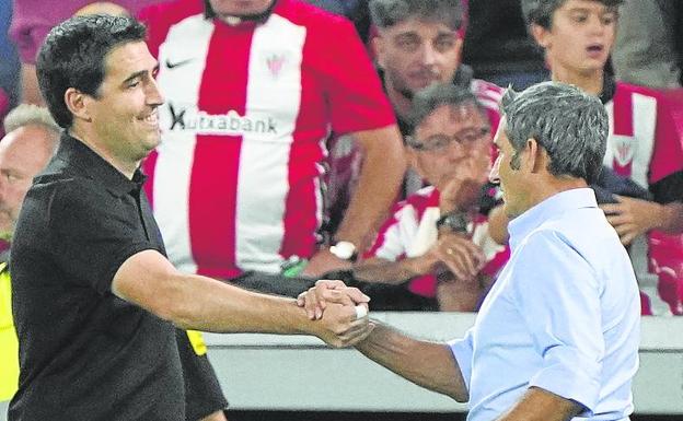 Iraola y Valverde se saludan en San Mamés. /ignacio pérez