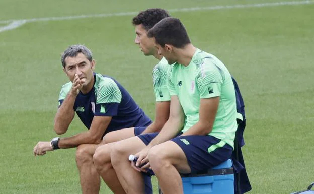 Valverde charla con Vesga y Vivian durante un entrenamiento en Lezama. 
