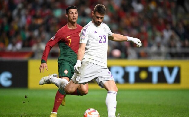 Unai Simón golpea en presencia de Cristiano Ronaldo en el Portugal-Espsña de septiembre. /AFP
