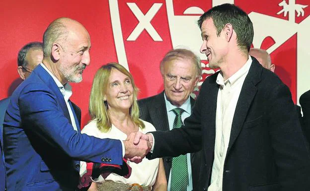 Jon Uriarte recibe el saludo de Aitor Elizegi tras convertirse en el nuevo presidente del Athletic./Ainhoa Gorriz
