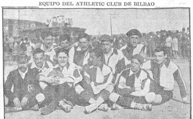 André Didisheim, el que sujeta el balón sentado, en su único partido con el Athletic, jugado en 1909.