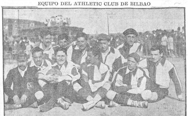 André Didisheim, abajo con el balón en brazos, en su único partido con el Athletic, en la Copa de 1909. /EL CORREP