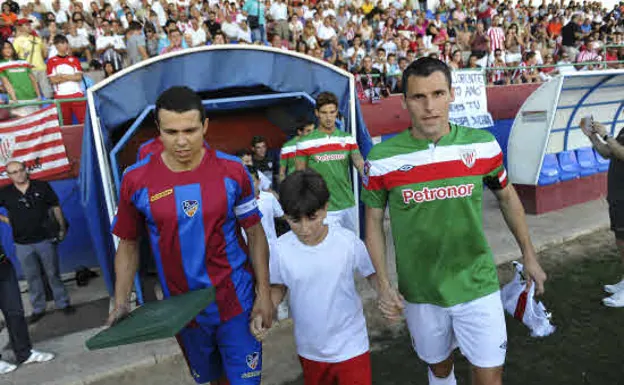 Pablo Orbaiz y el capitán del Alzira en el amistoso de pretemporada de 2011./EL CORREO
