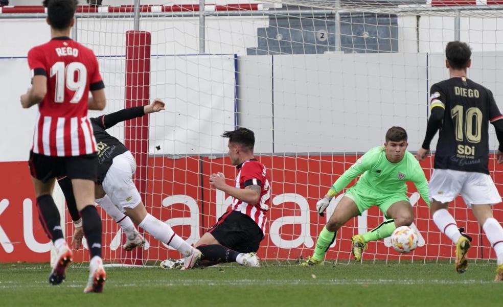 El Bilbao Athletic pierde con gol en propia puerta y un jugador menos