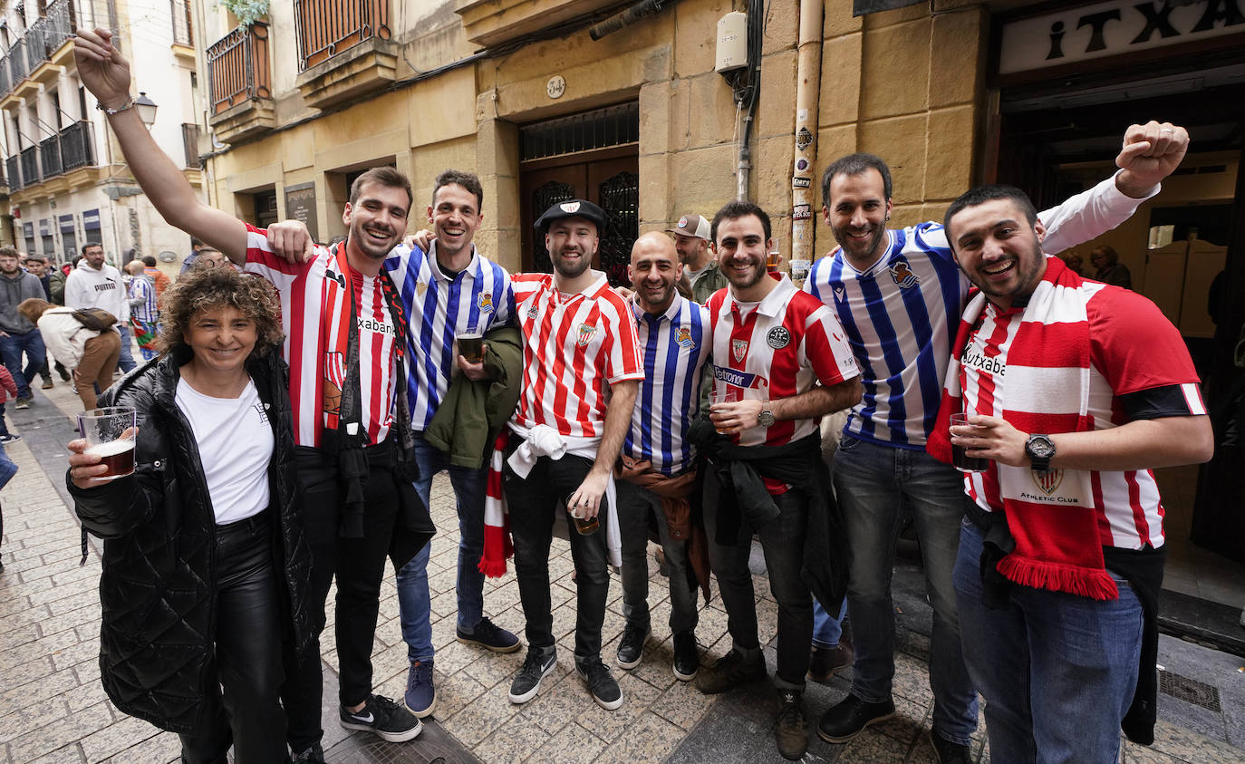 Las aficiones del Athletic y Real Sociedad disfrutan hermanadas por las calles de San Sebastian