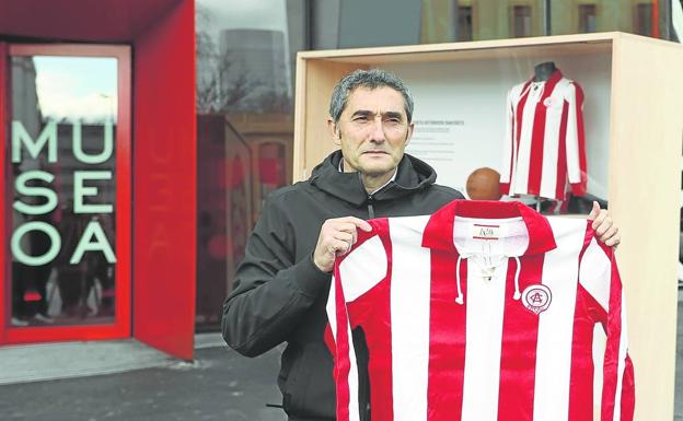 Ernesto Valverde fue el encargado de presentar junto al Museo de San Mamés la réplica de la primera camiseta rojiblanca del Athletic. /mireya lópez