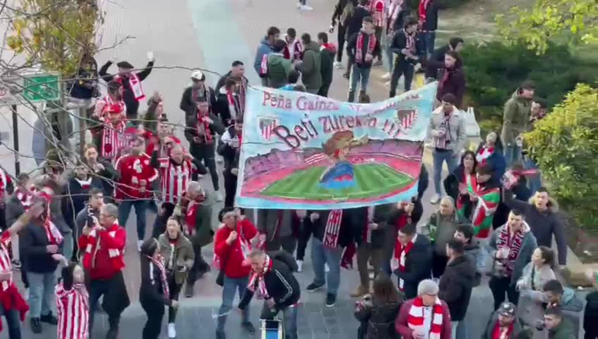 Así viven los hinchas del Athletic las horas previas: «Sufriremos, pero nos clasificaremos»