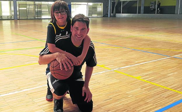 Rubén Gazapo, junto a su hijo Ian, en una pista de baloncesto.