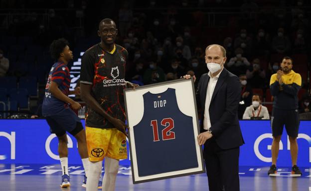 El Baskonia homenajea a Diop en su regreso al Buesa Arena