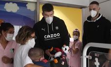 Giedraitis y Sedekerskis visitan a los niños hospitalizados en Txagorritxu