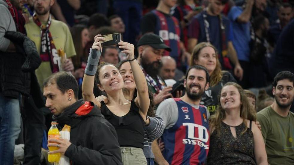 Ambientazo en el Buesa Arena en el choque entre el Baskonia y el Real Madrid