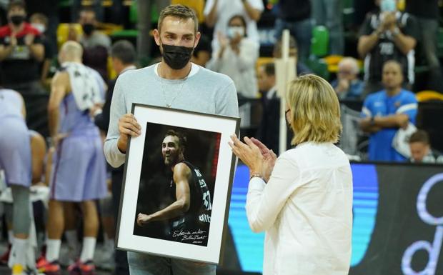 El Surne Bilbao Basket homenajea a su guerrero Axel Hervelle