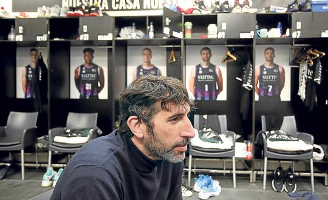 Álex Mumbrú atiende a EL CORREO en una sesión fotográfica celebrada en abril en el vestuario del Bilbao Basket en Miribilla./Jordi Alemany