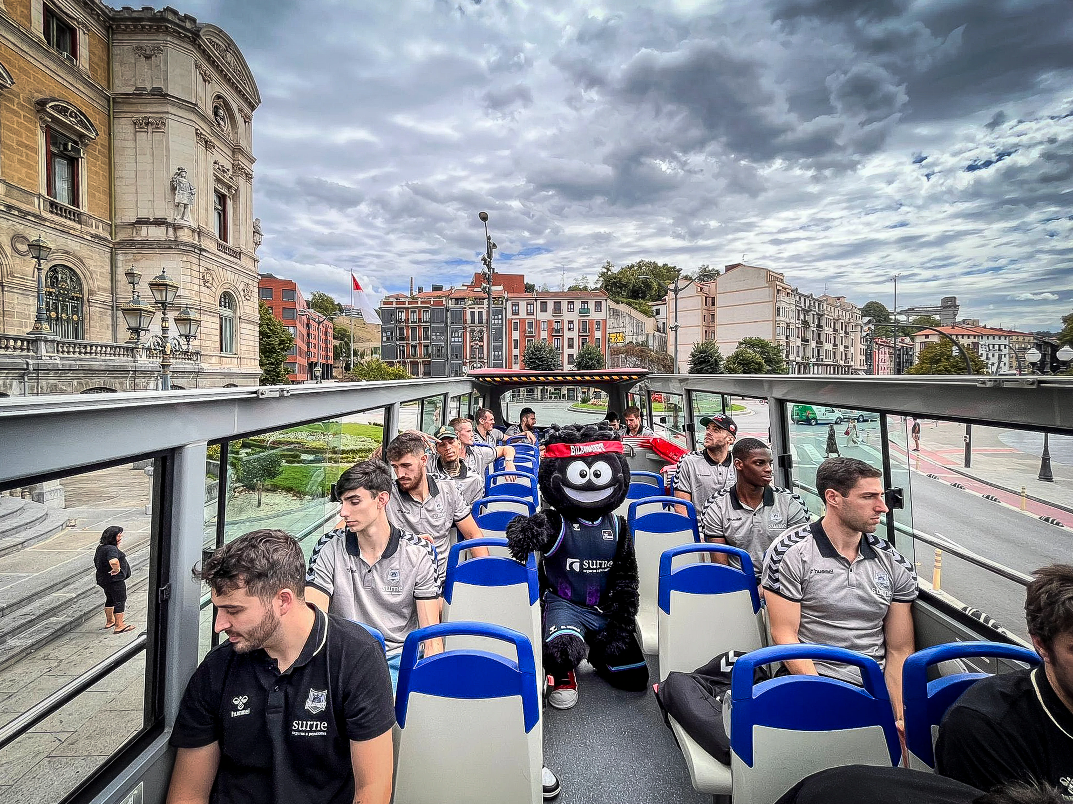 El paseo del Bilbao Basket en el bus de la ilusión