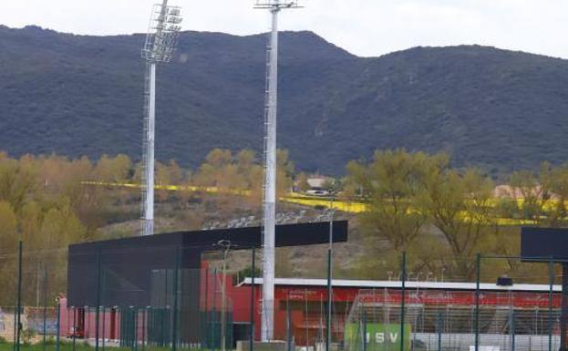 Las torretas de luz están fuera del estadio para incluirlas dentro cuando se construya la nueva tribuna. /A. Gómez