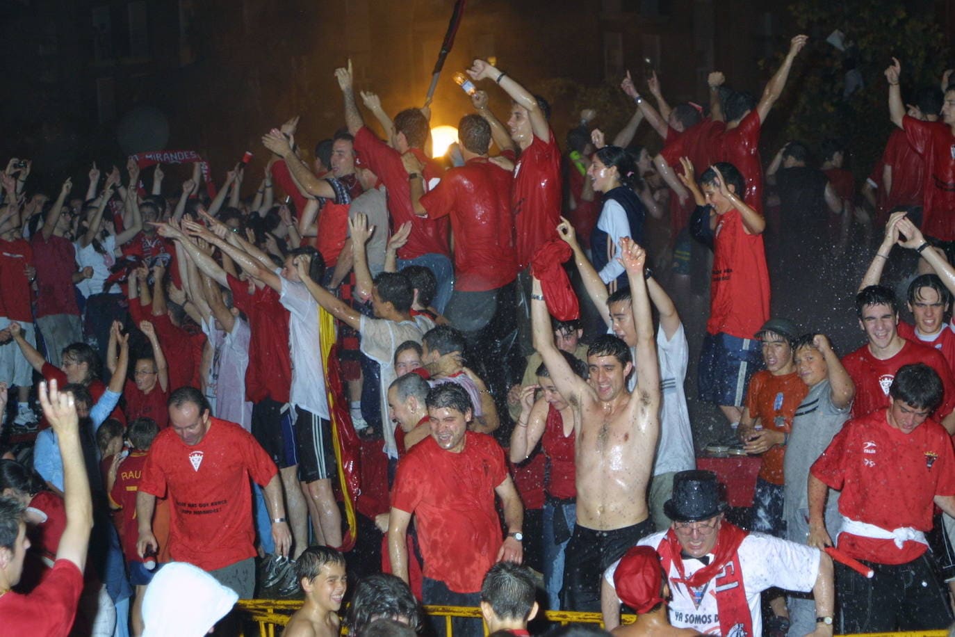 Plantilla y afición se bañan en Los Jardinillos tras un ascenso que cambió la historia del club (2003). /J. f. García