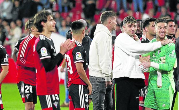Gelabert, lesionado desde el mes de enero y uno de los siete jugadores con contrato en vigor, saludaba a Ramón Juan en la despedida de la temporada. 