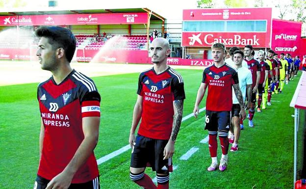 Víctor Meseguer portó el brazalete de capitán en la presentación ante el Athletic. /avelino gómez