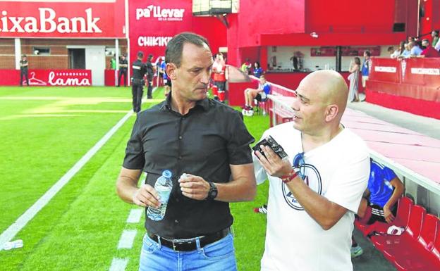 Etxeberria y Aragón, técnico y director deportivo que conversaron antes de comenzar el choque contra el Málaga, tienen trabajo por delante. /avelino gómez