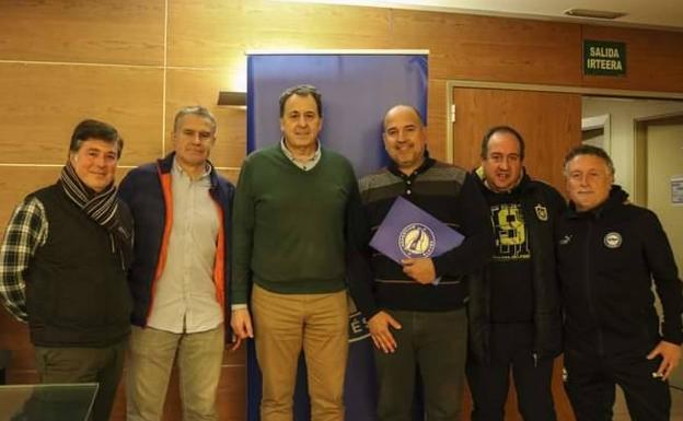 Representantes del club de Aquende y vasco, tras el acto de firma del convenio que se llevó a cabo en Vitoria. /Deportivo alavés