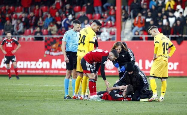 Los servicios médicos del club atienden al delantero tras sufrir el golpe en el costado izquierdo de la cara. /A. Gómez