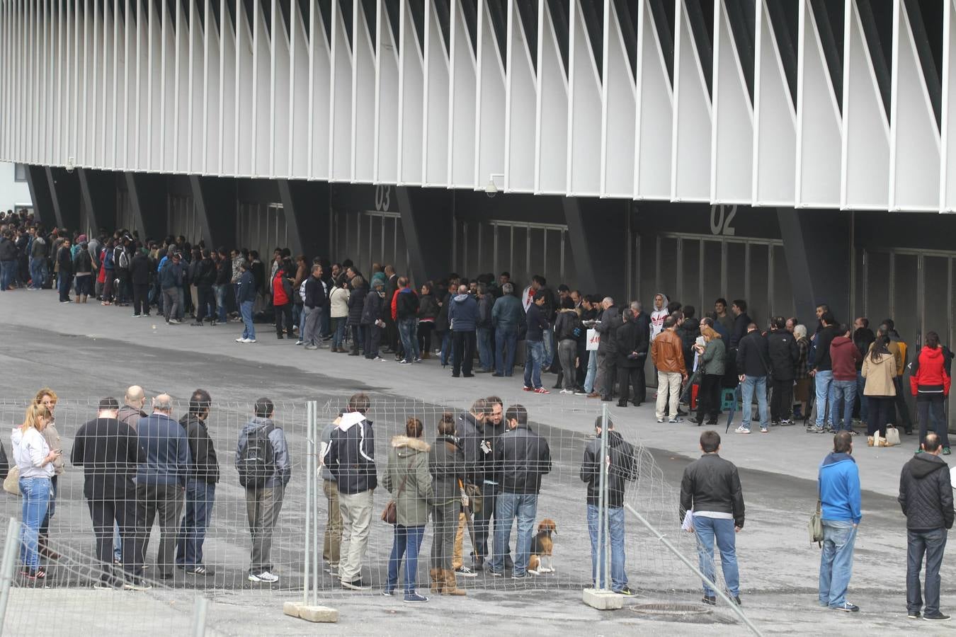 Largas colas en San Mamés para conseguir una entrada ante el Rayo