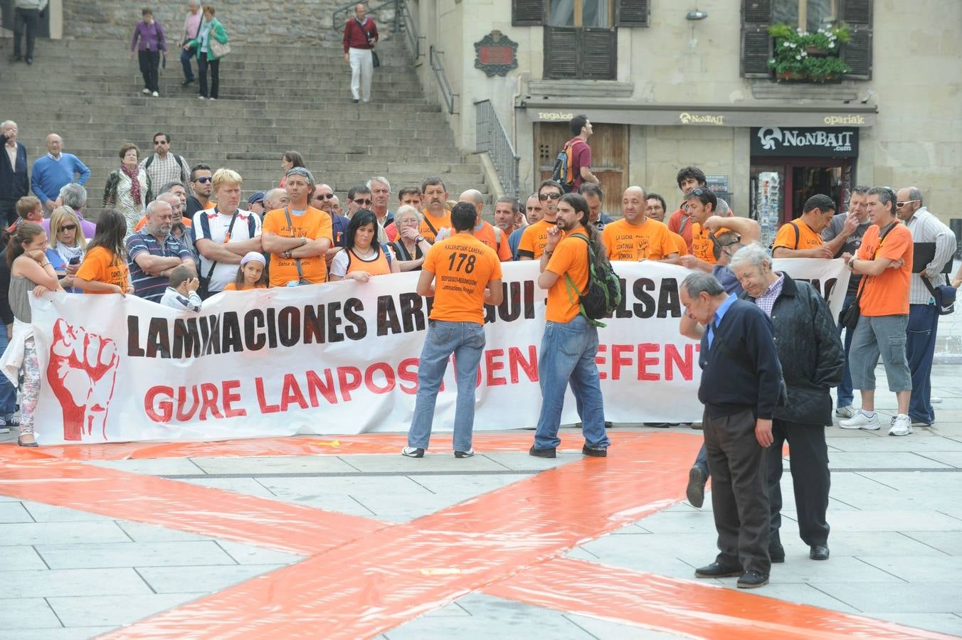Un lazo naranja por el conflicto de Laminaciones Arregui
