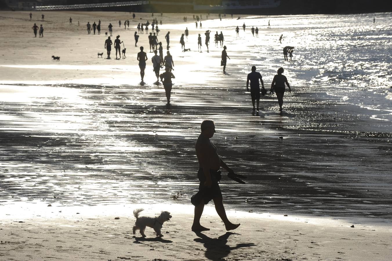 El viento sur llena la playa de bikinis en pleno octubre