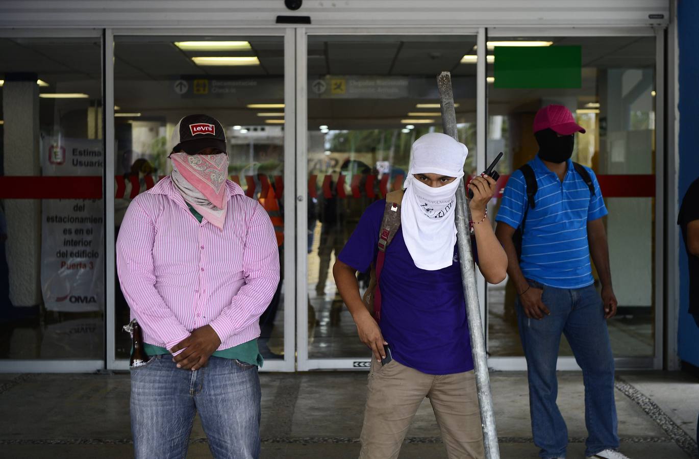 Cierran el aeropuerto de Acapulco por los estudiantes desaparecidos