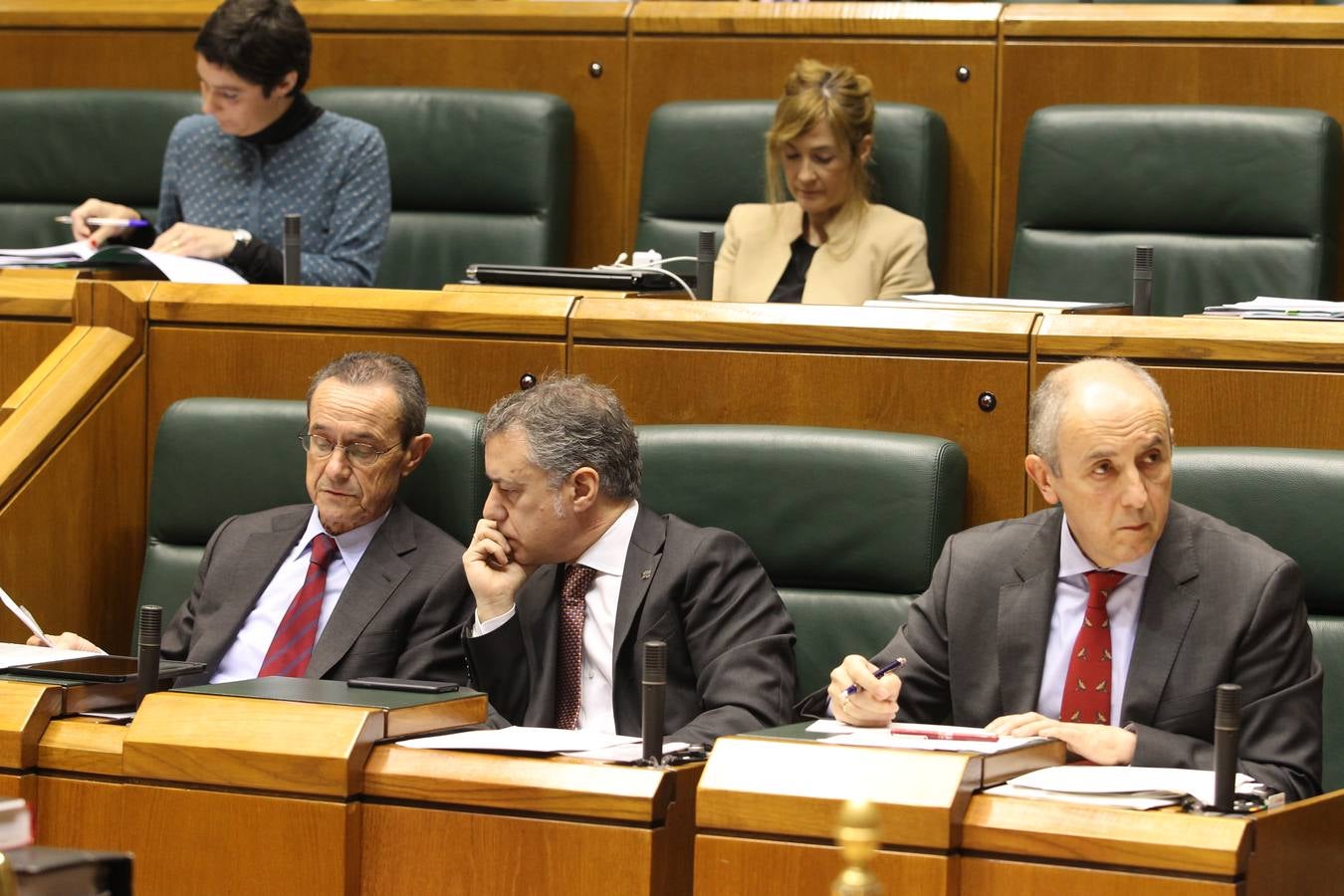 Ángel Toña, en su primer pleno del Parlamento vasco