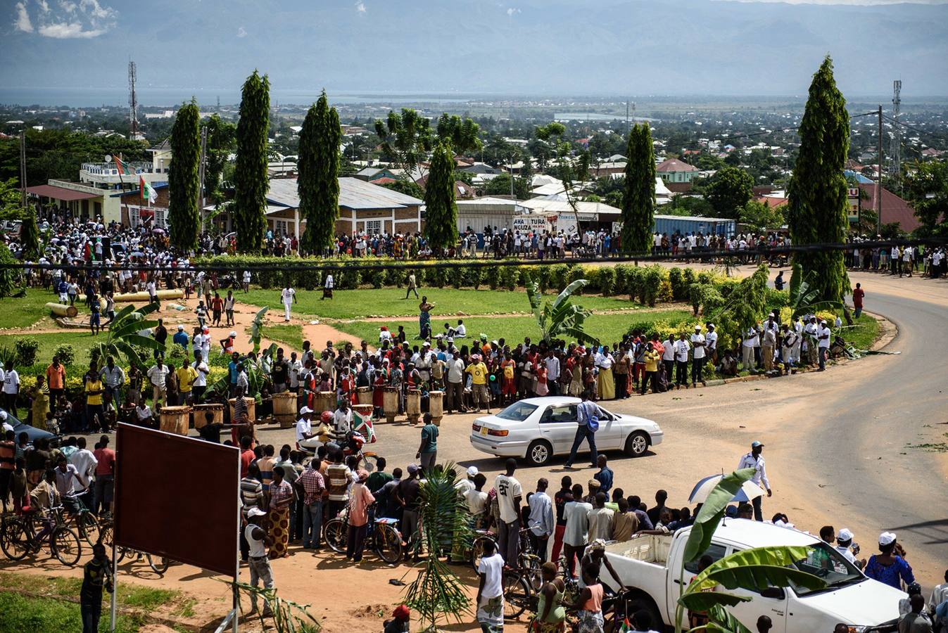 Colas interminables para recibir al presidente de Burundi