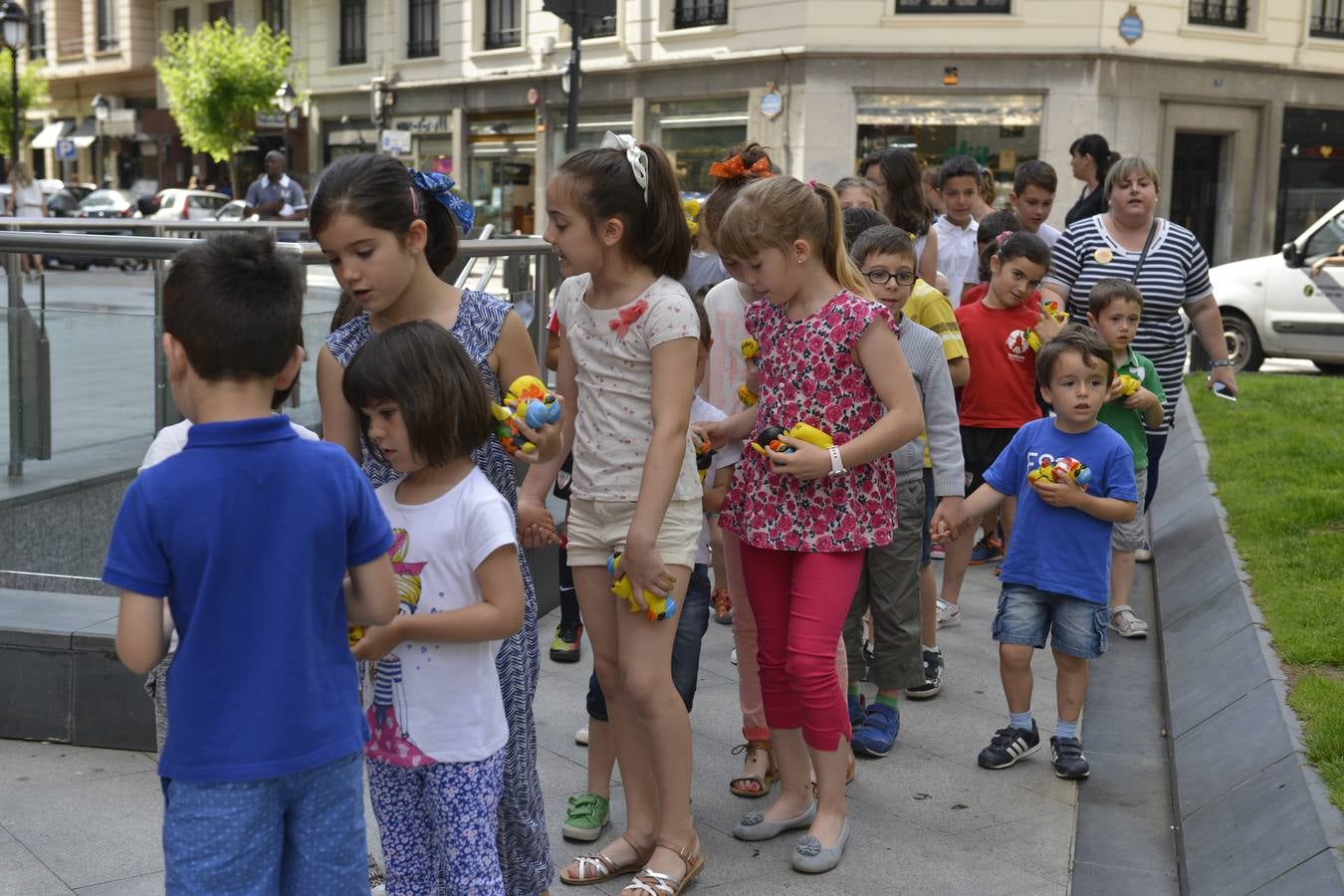 10.500 niños pintan los 35.000 WOPatos que nadarán en la ría de Bilbao el 5 de julio