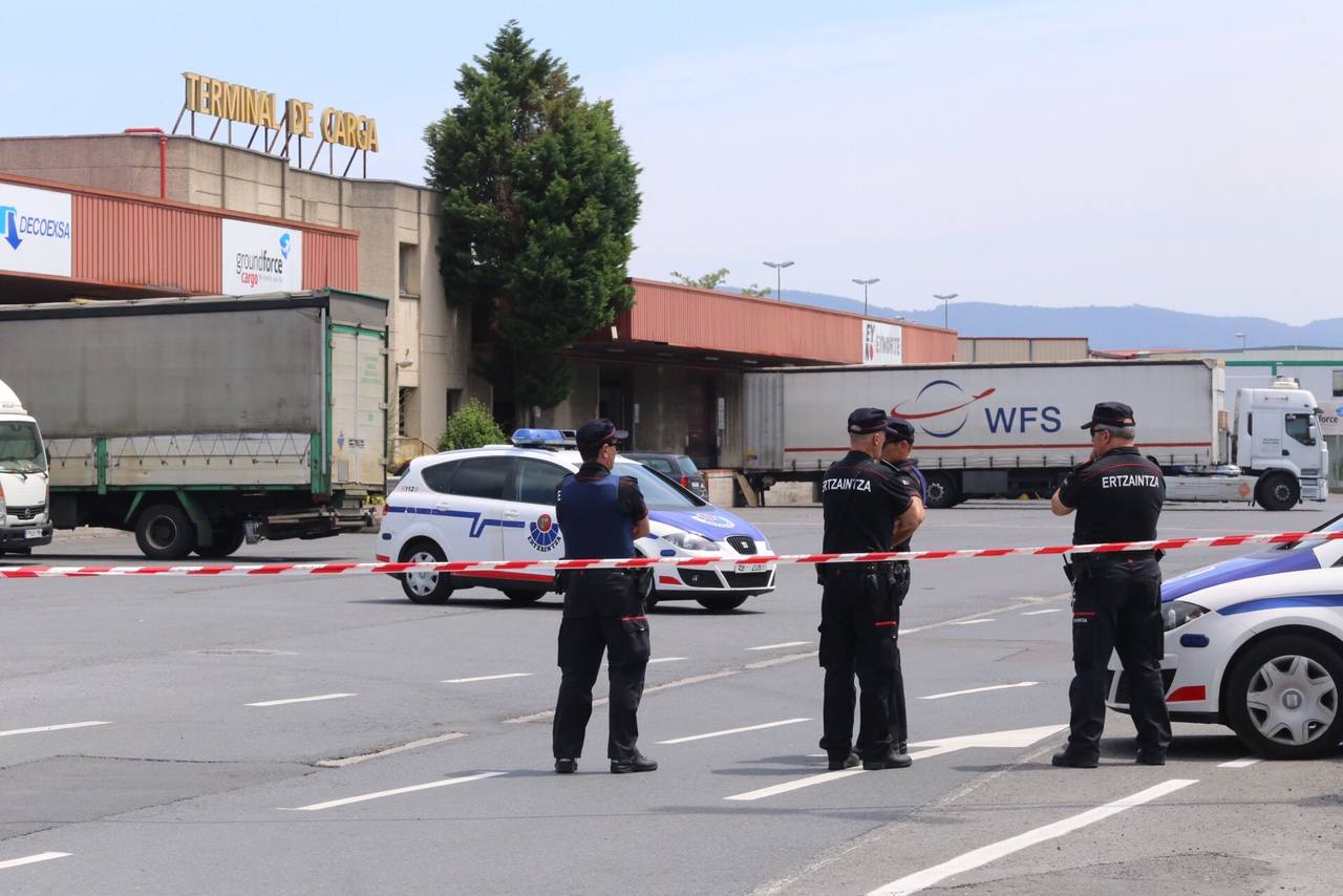 Desalojan la terminal de carga de Sondika por la presencia de un objeto sospechoso