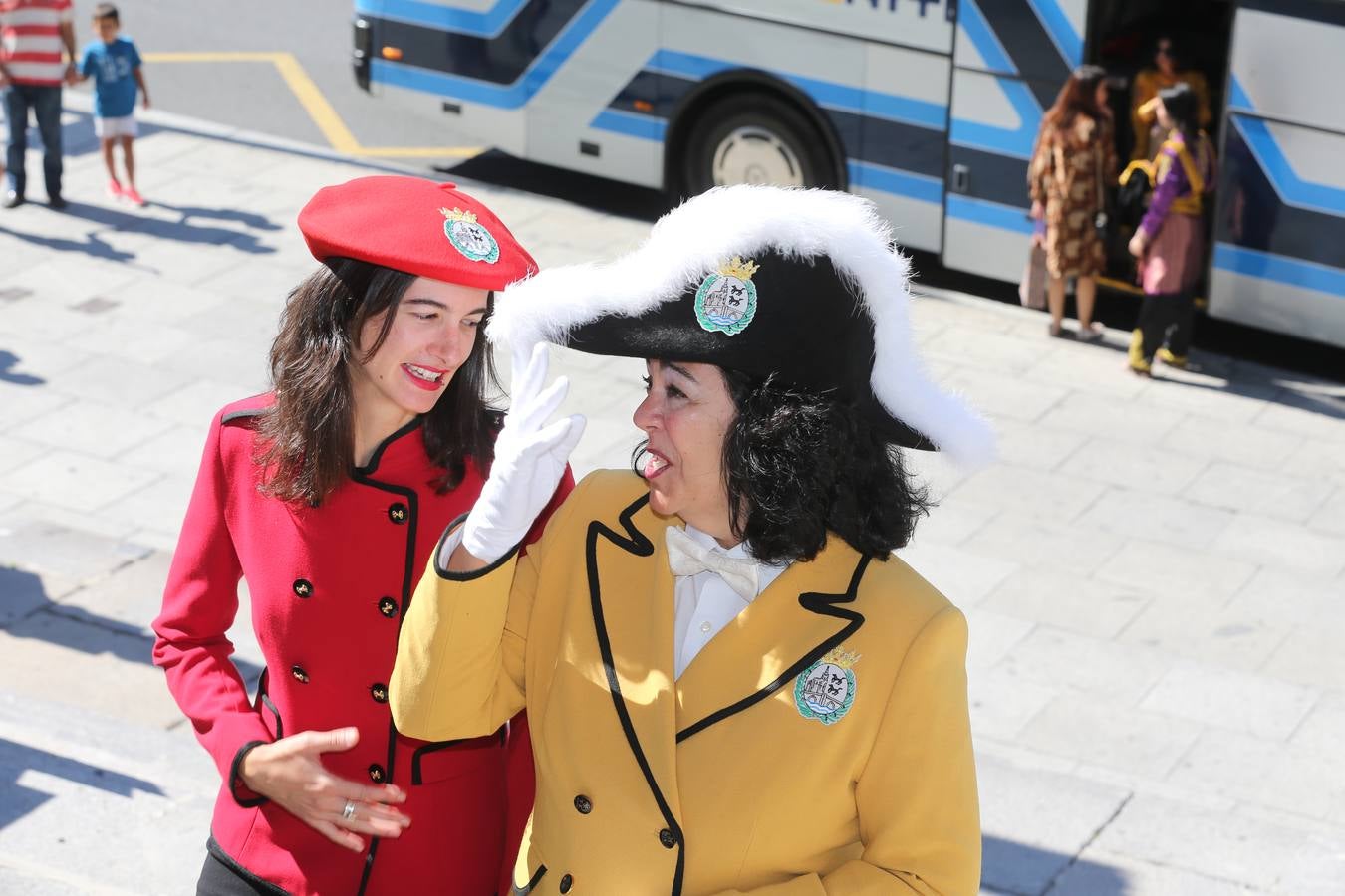 La pregonera y la txupinera de Aste Nagusia presentan sus trajes