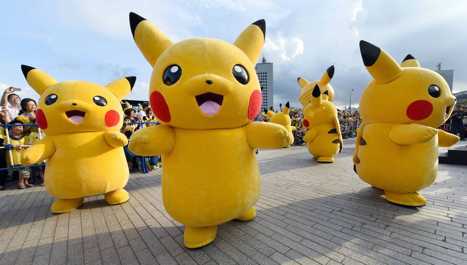 Cientos de 'Pikachu' inundan las calles de Japón