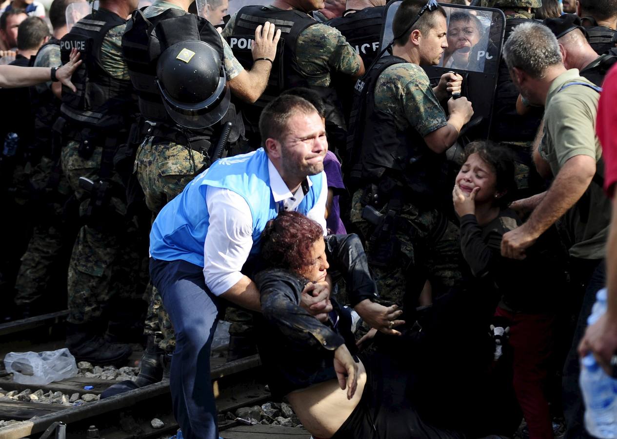 La policía de Macedonia utiliza gas lacrimógeno para disparar a miles de inmigrantes