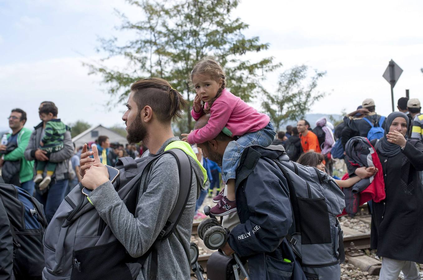 Refugiados caminan hacia la esperanza