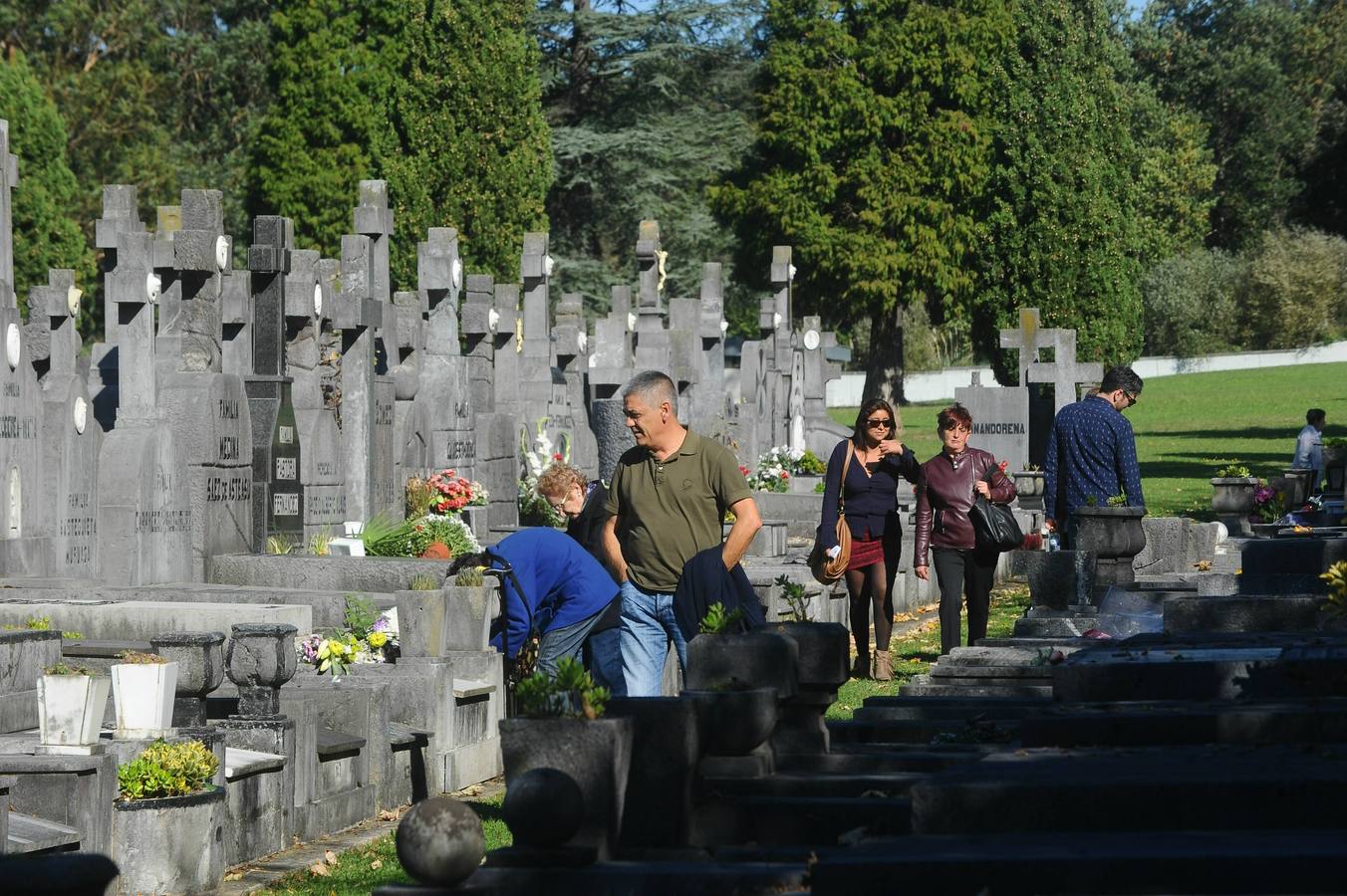 Día de Todos Los Santos en los cementerios vizcainos