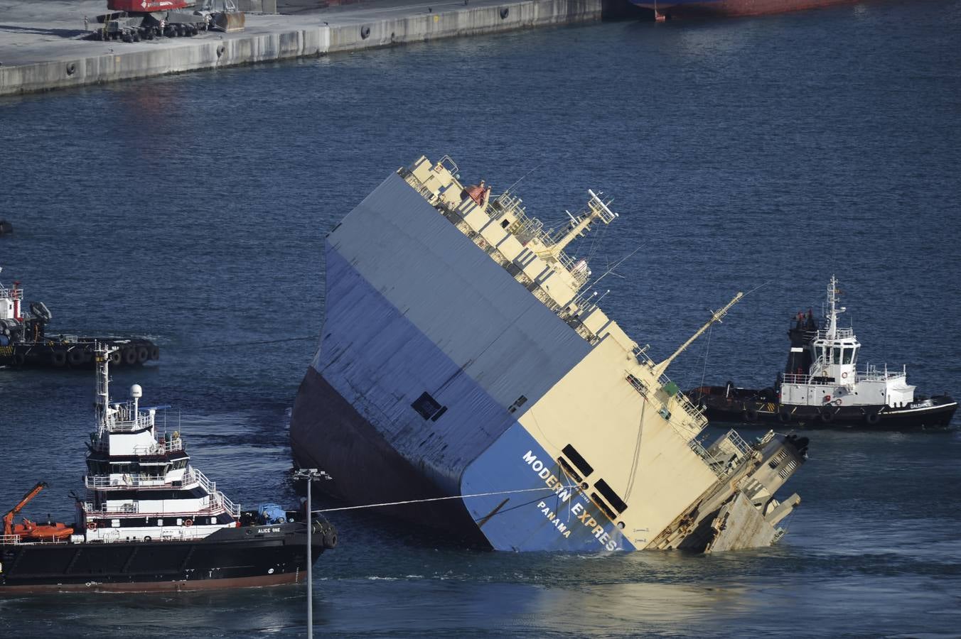El 'Modern Express', a la espera de ser trasladado a otro muelle