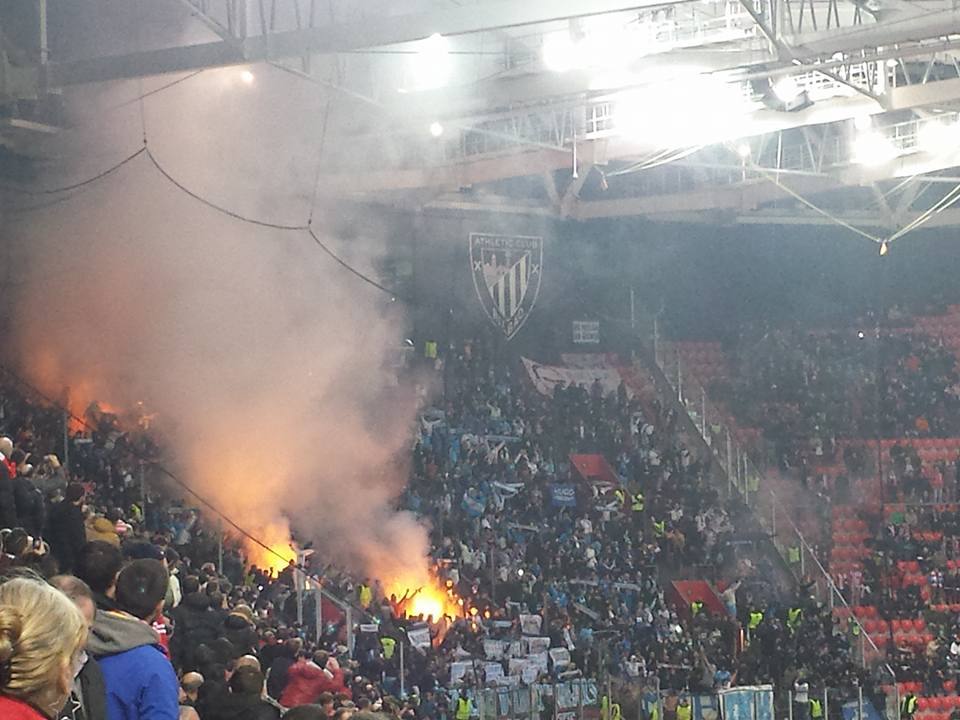 Bengalas en la tribuna del Marsella en San Mamés