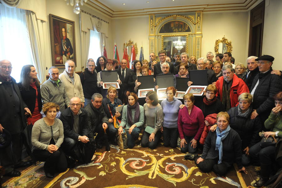 Homenaje en el Ayuntamiento a los familiares del 3 de Marzo