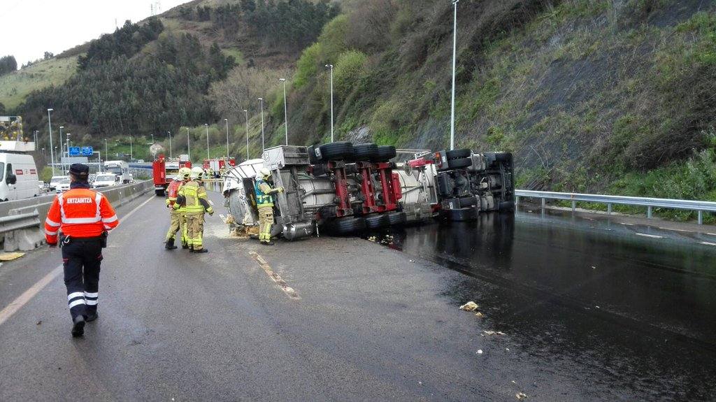 Monumental atasco en la A-8: Un camión cisterna vuelca a la altura de La Peña